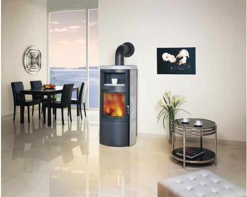 Wohnzimmer mit Kaminofen, Esstisch und Dekoration