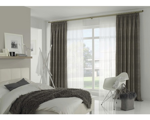 Schlafzimmer mit Bett, Stuhl, Vorhängen und Fenster