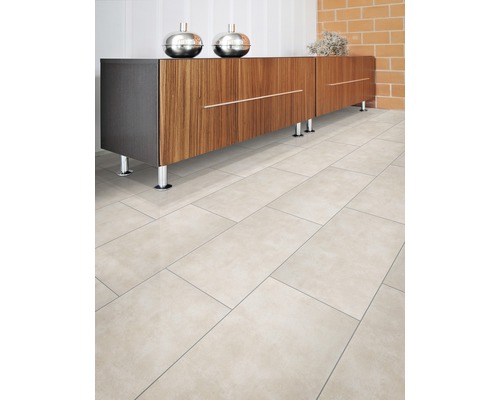 Vue d''intérieur avec carrelage et commode avec tiroirs.