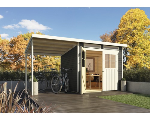 Gartenhaus mit Unterstand und Fahrrädern im Garten