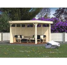 Holzpavillon mit Lounge-Mobiliar im Garten