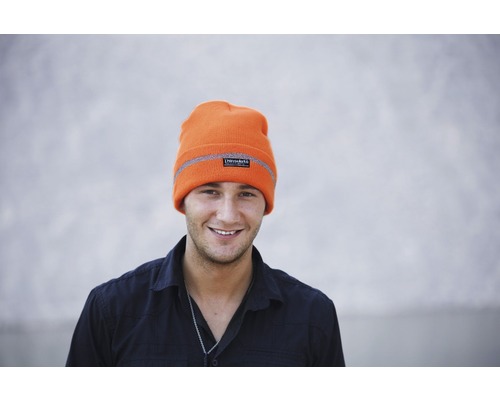 Portrait d''un homme portant un bonnet orange