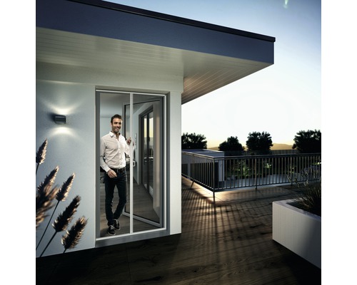 Insektenschutz-Plissee-Tür an einem Hauseingang mit Mann