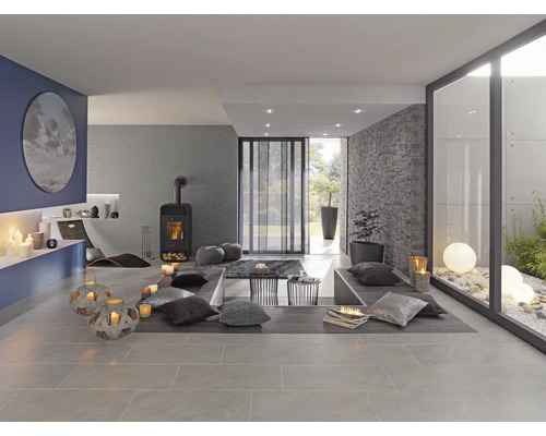 Modernes Wohnzimmer mit Kamin, Kissen und dekorativer Beleuchtung