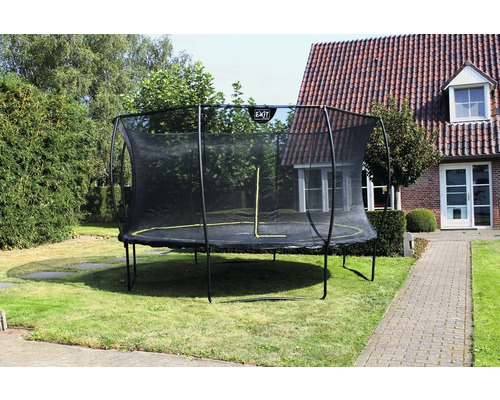 Gartenszene mit Trampolin und Sicherheitsnetz im Freien.