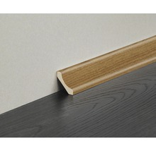 Sockelleiste aus Holz an Wand und Boden