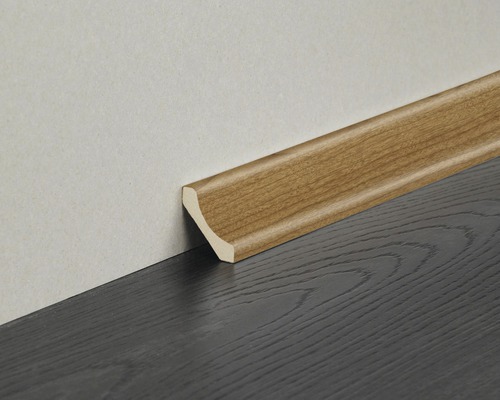 Plinthe en bois sur mur et sol