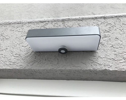 Wandleuchte mit Sensor an einer strukturierten Wand