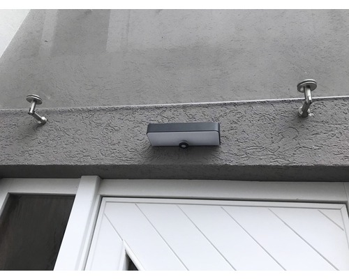 Aussenwandleuchte mit Bewegungsmelder über einer Haustür