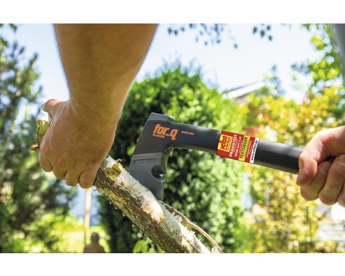 Person spaltet Holz mit einer Axt der Marke for_q.