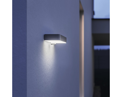 Quadratische Außenwandleuchte aus Metall an einer Wand