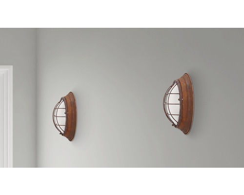 Zwei braune Wandleuchten mit Schutzgitter an einer Wand.