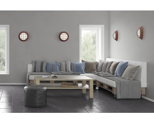 Wohnzimmer mit Ecksofa aus Paletten, Holztisch, Hocker und runden Wandleuchten