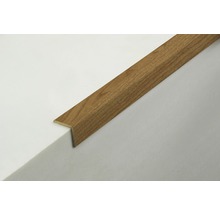 Holztreppenkante auf weisser Oberfläche