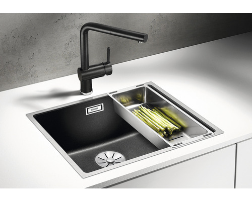 Spüle mit Abtropfschale und Küchenarmatur