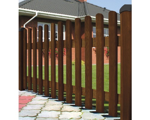 Holzzaun mit Latten und Abdeckung vor einem Haus