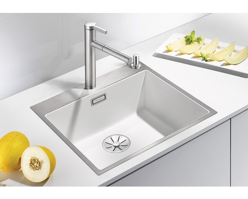 Spüle mit Armatur und Seifenspender in einer hellen Küche