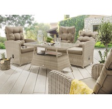 Ensemble de sièges de jardin avec fauteuils en rotin, table avec plateau en verre et coussins à l''extérieur