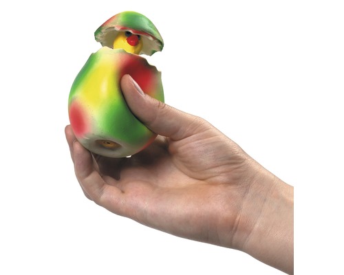Eine Hand hält ein Spielzeugküken in einem Ei