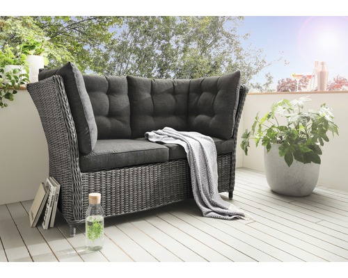 Loungesofa Destiny PALMA 2-Sitzer, inkl. Auflagen, Polyrattan, vintage grau Graue Rattan Gartenbank mit grauen Kissen und Decke auf einem Balkon