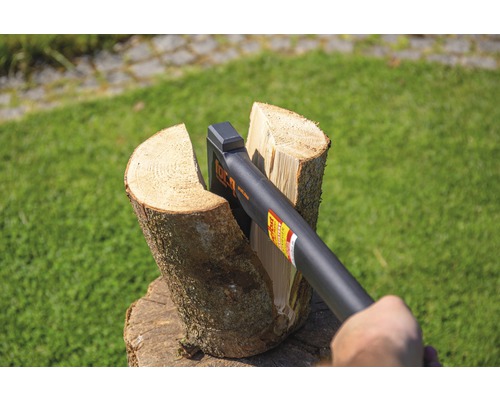 Holzspalter im Einsatz zum Spalten eines Holzscheits