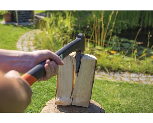 Holzspalter in Verwendung zum Holzspalten im Garten.