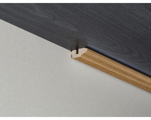 Pose d''un sol stratifié avec une plinthe en bois assortie au mur