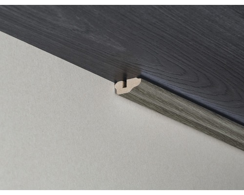 Plinthe en bois entre le mur et le sol