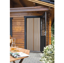 Rideau anti-insectes à lamelles devant une porte en bois ouverte d''une cabane de jardin.