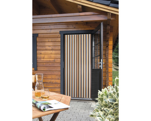 Rideau anti-insectes à lamelles devant une porte en bois ouverte d''une cabane de jardin.