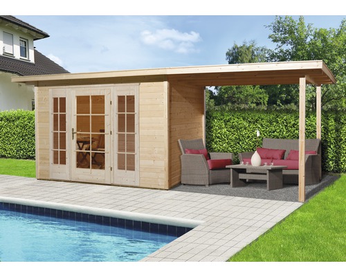 Maison de jardin en bois avec annexe et coin salon à côté d''une piscine