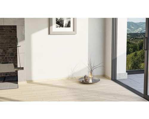 Pièce lumineuse avec carrelage au sol, tableau au mur et vue sur la verdure