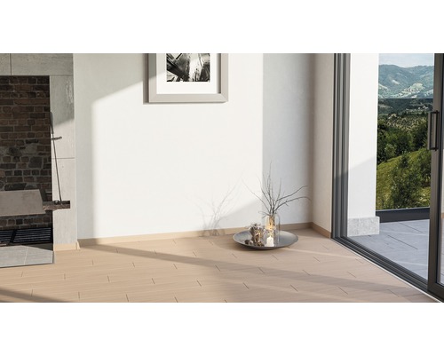 Pièce lumineuse avec carrelage aspect bois, cheminée et vue sur la verdure
