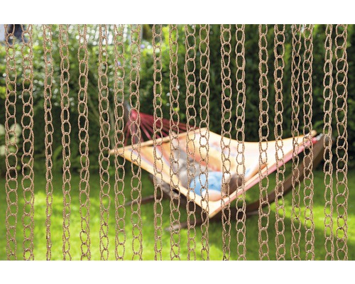 Dekorative Vorhangkette im Garten mit entspannender Person in der Hängematte