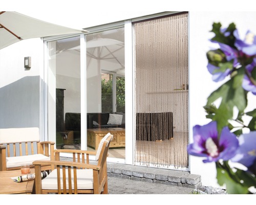 Terrasse mit Holzmöbeln und Insektenschutzvorhang