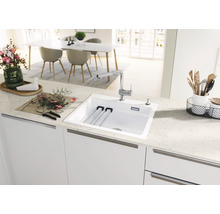 Küchenspüle mit Abtropfgestell und Armatur in einer hellen Küche