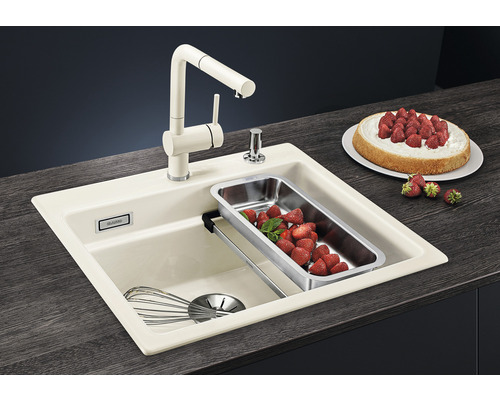 Küchenspüle mit Abtropfschale, Armatur und Erdbeeren