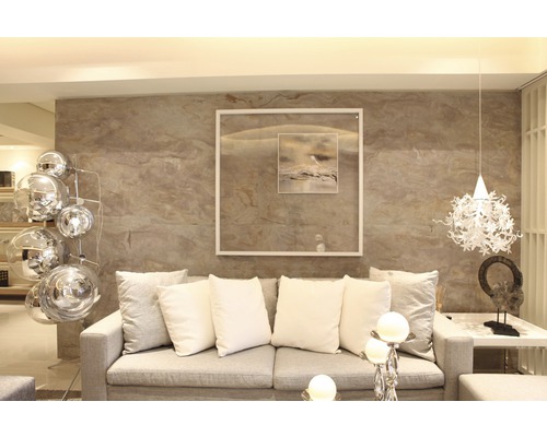 Salon avec canapé, coussins, lampe, décoration et tableau au mur