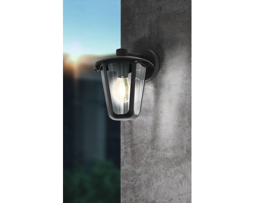 Applique murale avec ampoule sur un mur gris