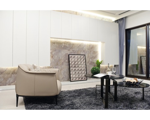 Salon avec fauteuil, table basse et décoration sur un tapis gris