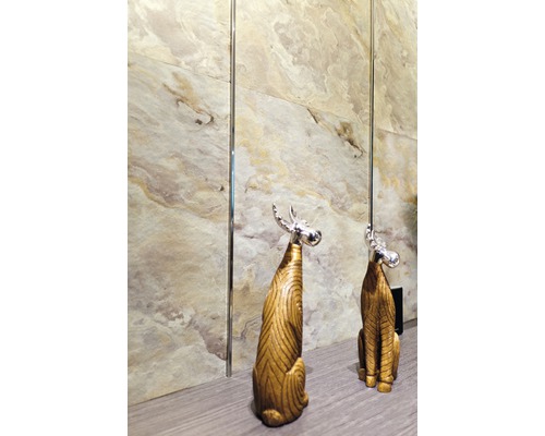 Figurine animale décorative devant un mur avec décor de carreaux