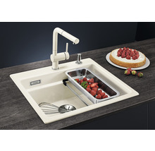 Spüle mit Armatur, Abtropfschale, Schneebesen und Erdbeerkuchen