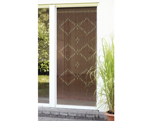 Vorhang aus Holzperlen mit Muster vor einer Tür