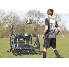Ein Jugendlicher beim Fußballtraining mit einem EXIT Fußball-Rebounder.