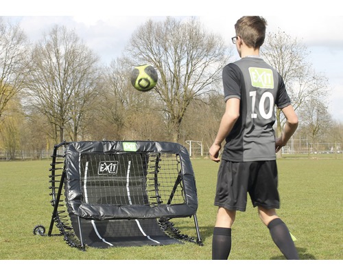 Ein Jugendlicher beim Fußballtraining mit einem EXIT Fußball-Rebounder.
