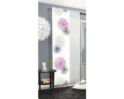 Panneau coulissant décoratif avec motif abstrait dans le salon.