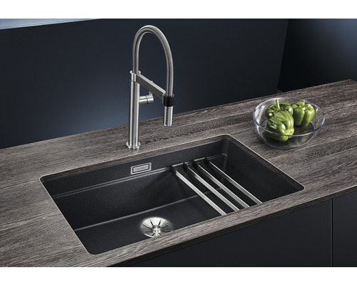 Évier en granit avec robinetterie sur un comptoir de cuisine