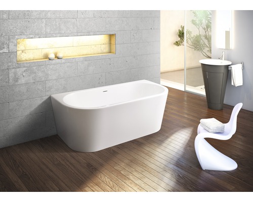 Salle de bains moderne avec baignoire, lavabo et chaise