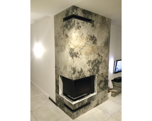 Cheminée d''angle avec revêtement en pierre rustique dans un salon moderne