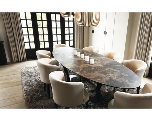 Salle à manger avec table ovale, chaises et tapis